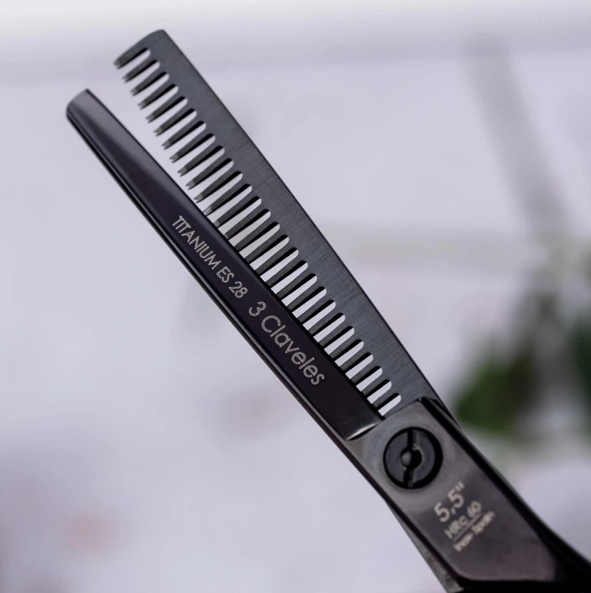 Tesoura de cabeleireiro Titanium ES28 5,5" com revestimento PVD de nitreto de titânio preto 3 Claveles