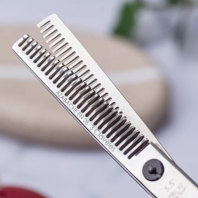 Azabache EN28 Tesoura de cabeleireiro 5,5" com fio navalha 3 Claveles