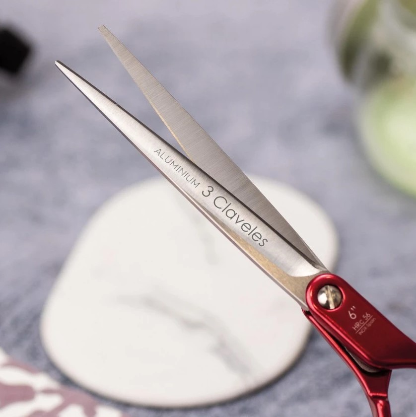 Tesoura de cabeleireiro duralumínio 6" com fio macio 3 Claveles