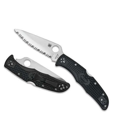 Canivete Spyderco Endura 4 com lâmina VG10 com borda serrilhada e cabo FRN preto
