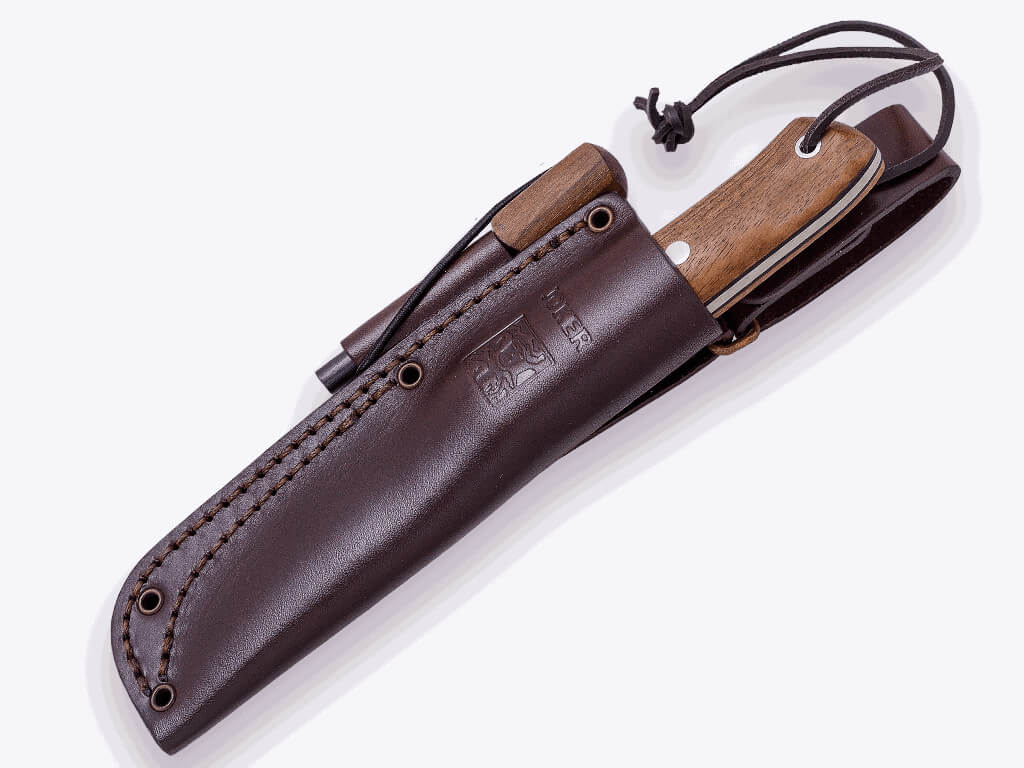 Cuchillo bushcraft BS9 Nórdico Joker con mango de madera de nogal y hoja de Böhler K720 con pedernal
