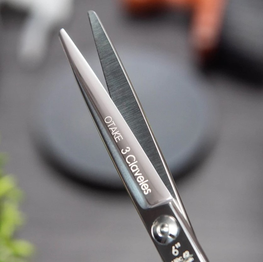 Tijera de peluqueria Otake 6" con filo navaja 3 Claveles