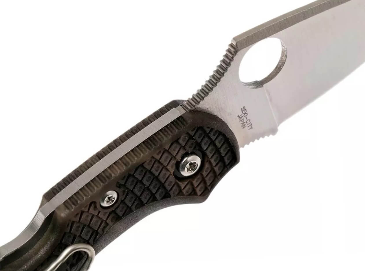 Canivete tática Spyderco Dragonfly 2 Zome com cabo de camuflagem FRN e lâmina de aço VG10 com borda plana