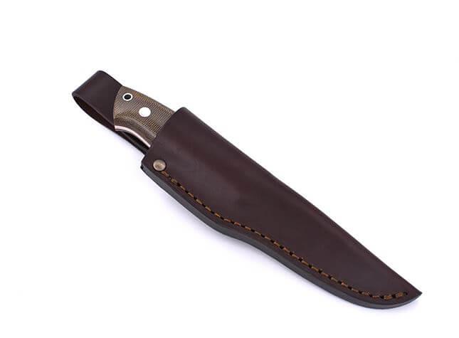 Cuchillo Bushcraft Brisa Trapper 95 scandi con mango de micarta verde y funda bushcraft con pedernal