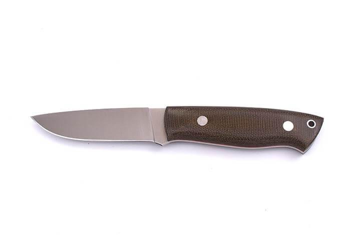 Cuchillo de Bushcraft Brisa Trapper 95 flat con mango de micarta verde y funda bushcraft con pedernal