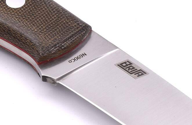 Cuchillo de Bushcraft Brisa Trapper 95 flat con mango de micarta verde y funda bushcraft con pedernal