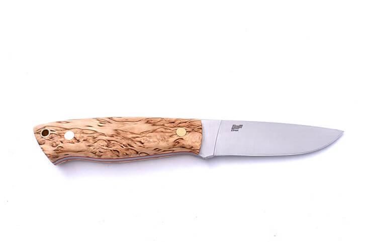 Cuchillo de Bushcraft Brisa Trapper 95 flat con mango de madera estabilizada de abedul rizado  y funda trapper