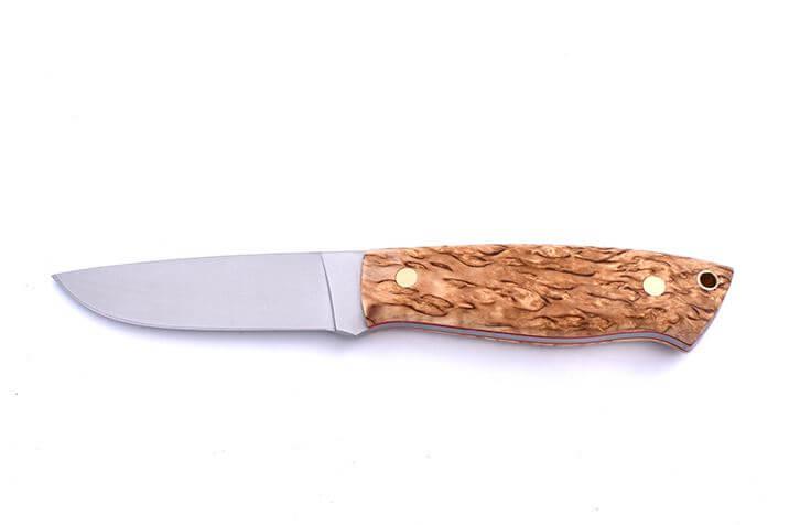 Faca plana Bushcraft Brisa Trapper 95 com cabo de madeira de bétula encaracolada estabilizada e bainha bushcraft com firesteel