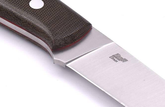 Brisa trapper 115 con mango de micarta verde y hoja flat de acero Elmax con funda bushcraft con pedernal