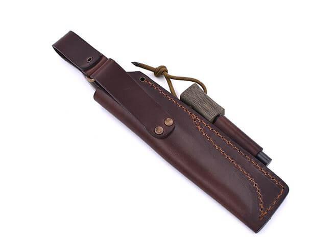 Brisa trapper 115 con mango de micarta verde y hoja flat de acero Elmax con funda bushcraft con pedernal