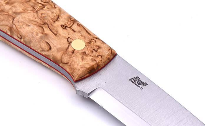 Brisa Trapper 95 con mango de madera de abedul rizado estabilizada y hoja scandi de acero carbono O1 con funda bushcraft con pedernal