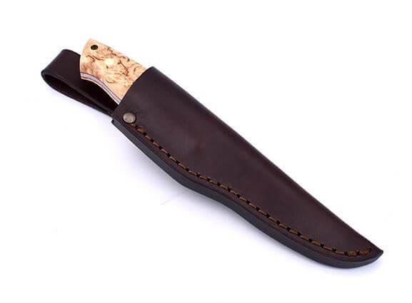 Brisa Trapper 95 con mango de madera de abedul rizado estabilizada y hoja scandi de acero carbono O1 con funda Trapper