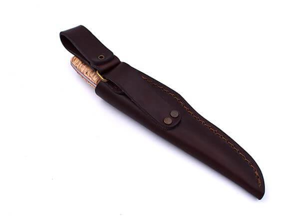 Brisa Trapper 95 avec manche en bouleau ondé stabilisé et lame plate en acier Böhler N690Co avec étui Trapper