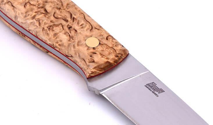 Brisa Trapper 95 com cabo em madeira de bétula encaracolada estabilizada e lâmina plana em aço N690Co com bainha bushcraft