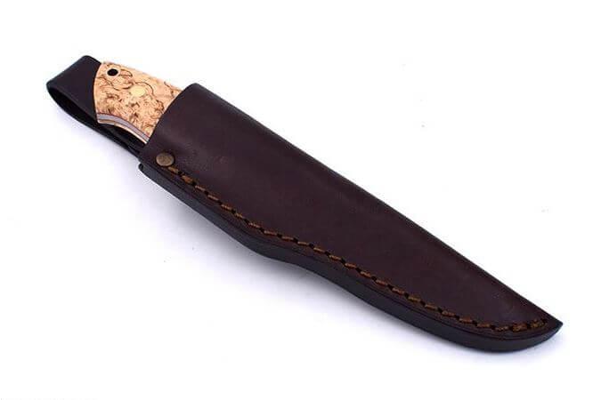 Brisa Trapper 95 com cabo de madeira de bétula encaracolada estabilizada e lâmina de aço Scandi N690Co com bainha Trapper
