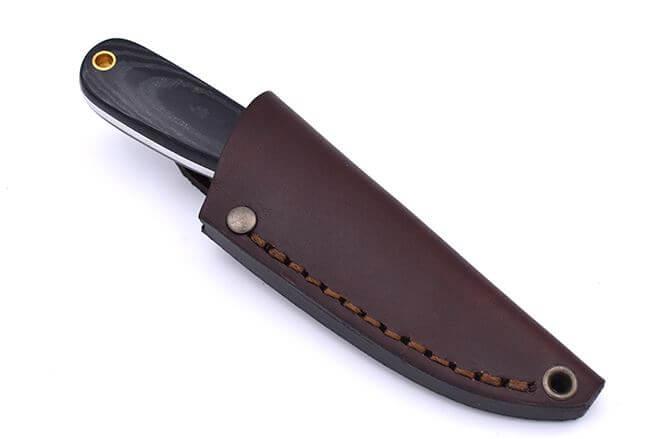 Cuchillo de cuello Brisa Necker 70 Scandi con puño de micarta negra y funda de piel