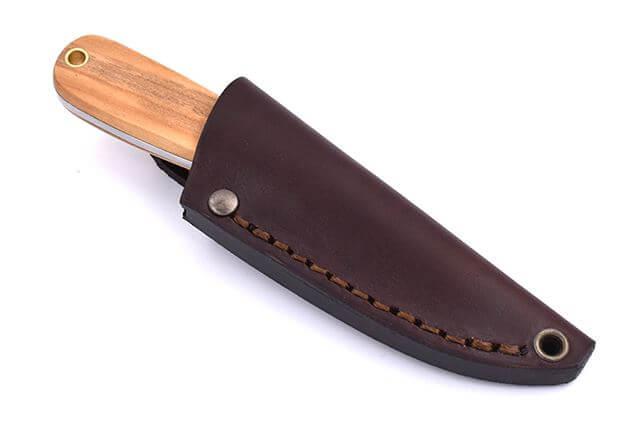 Cuchillo de cuello Brisa Necker 70 Scandi con puño de madera de olivo y funda piel