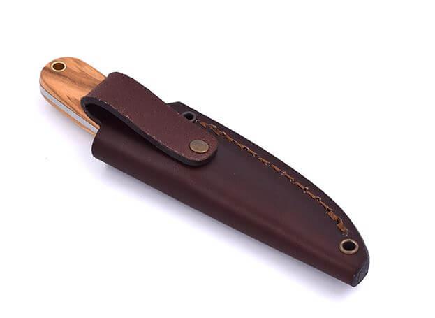 Cuchillo de cuello Brisa Necker 70 Scandi con puño de madera de olivo y funda piel