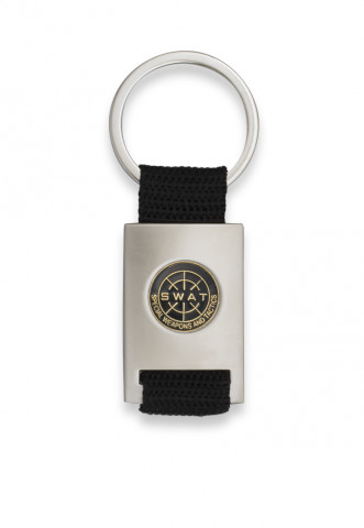 Chaveiro em forma de retângulo cromado com fita preta