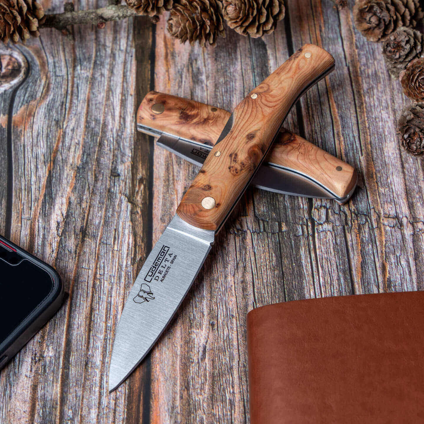 Canivete Cudeman Delta com cabo de madeira de zimbro aromático com trava