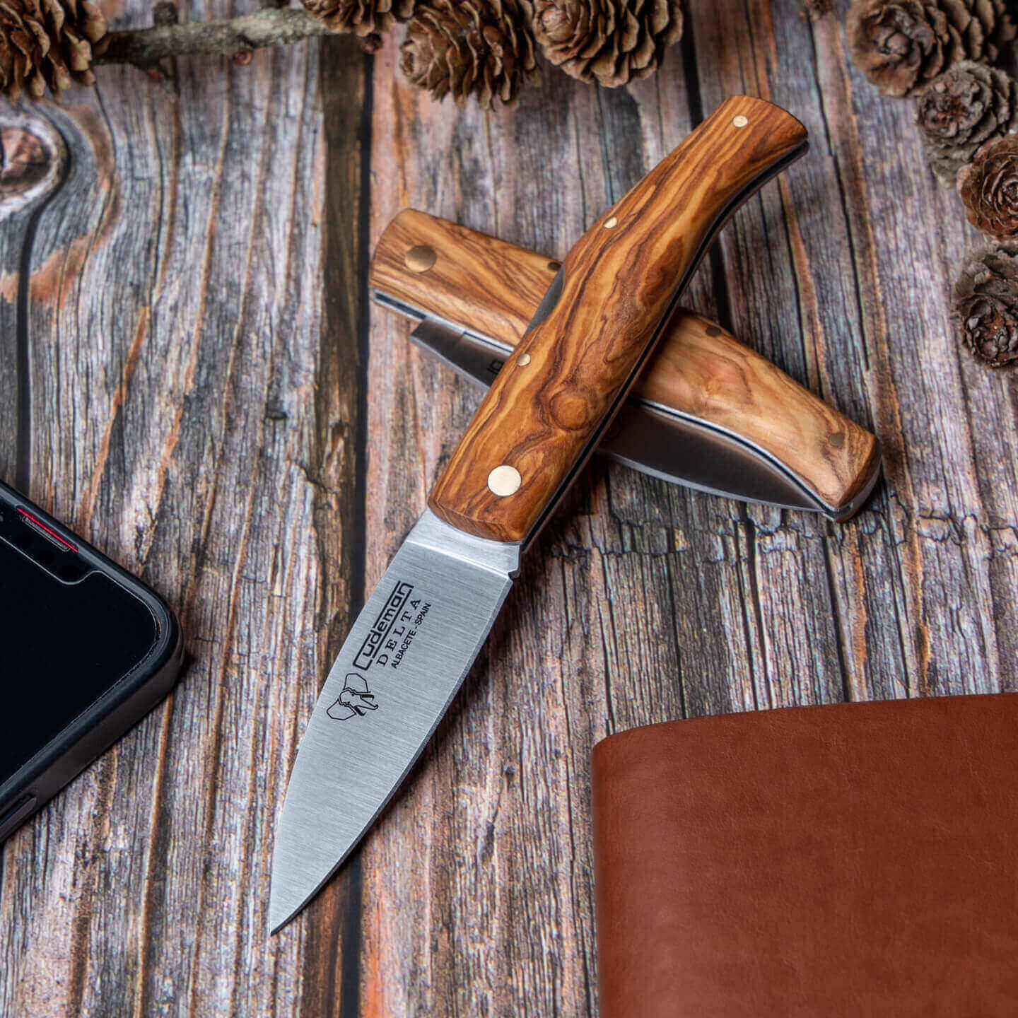 Navaja de bolsillo Cudeman Delta con mango de madera de olivo con bloqueo