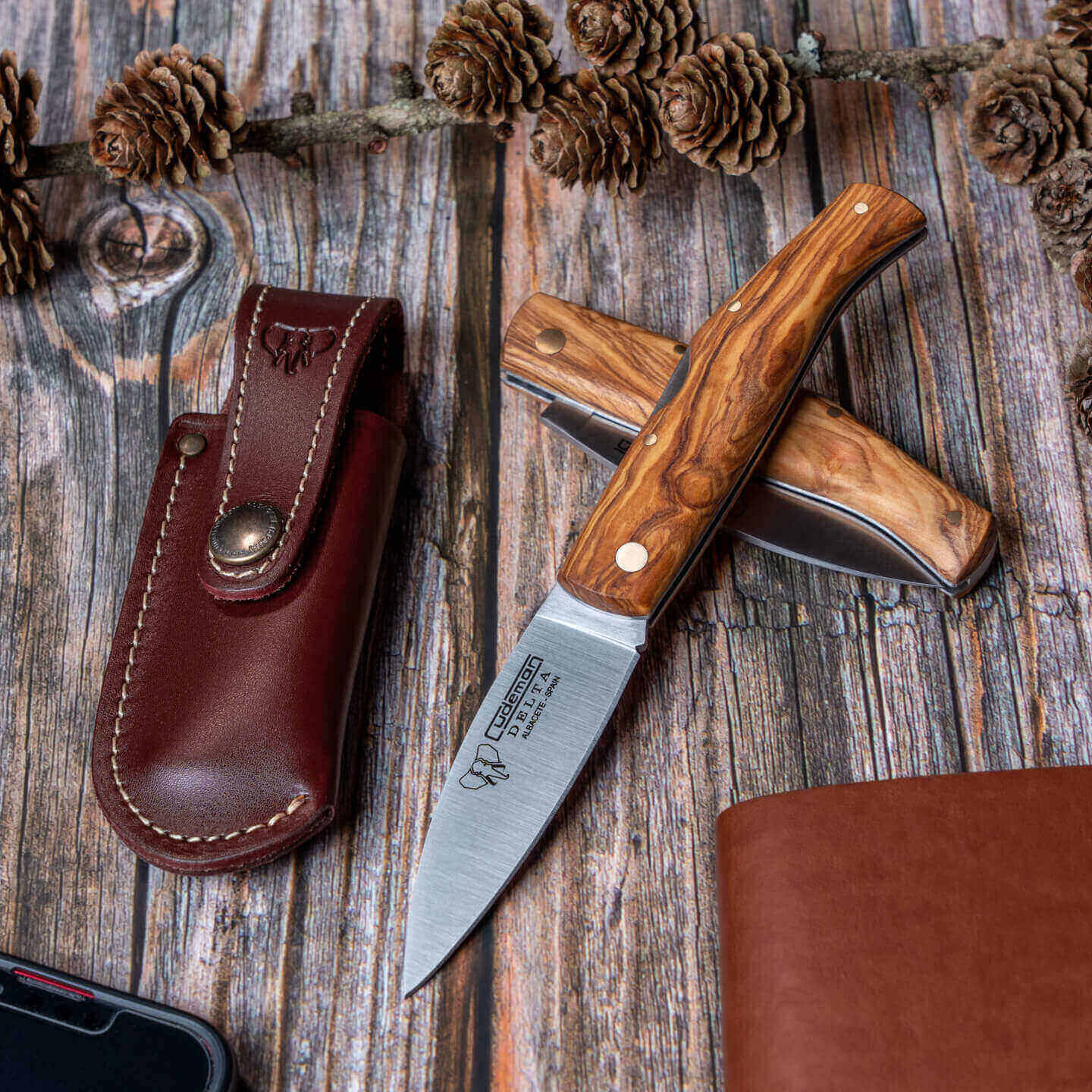 Navaja de bolsillo Cudeman Delta con mango de madera de olivo con bloqueo y funda de cuero