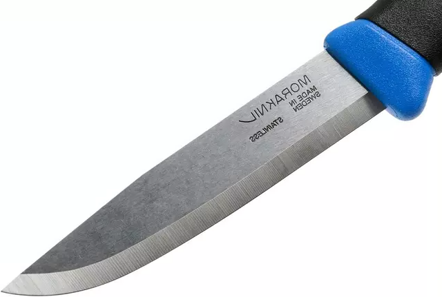 Cuchillo bushcraft Morakniv Companion Spark Blue de 10,4 cm con pedernal integrado.
