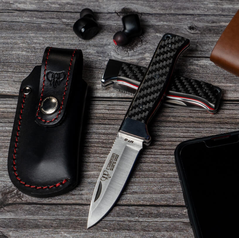 Navaja de supervivencia Cudeman con mango en fibra de carbono. Hoja de 8 cm. Funda de cuero