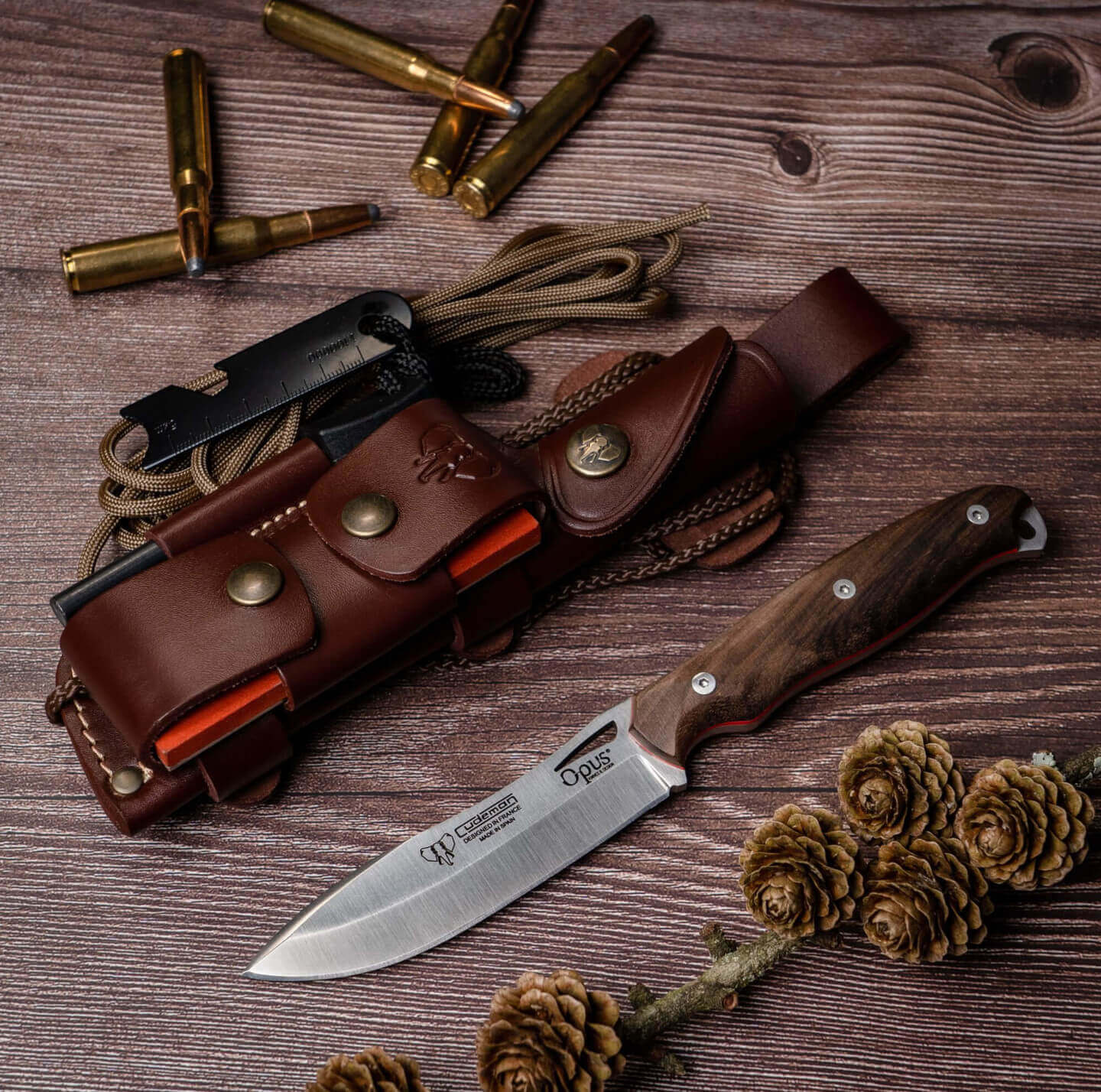 Cuchillo Nessmuk Cudeman OPUS Ness Wolf con puño de madera de nogal. Funda de cuero completa