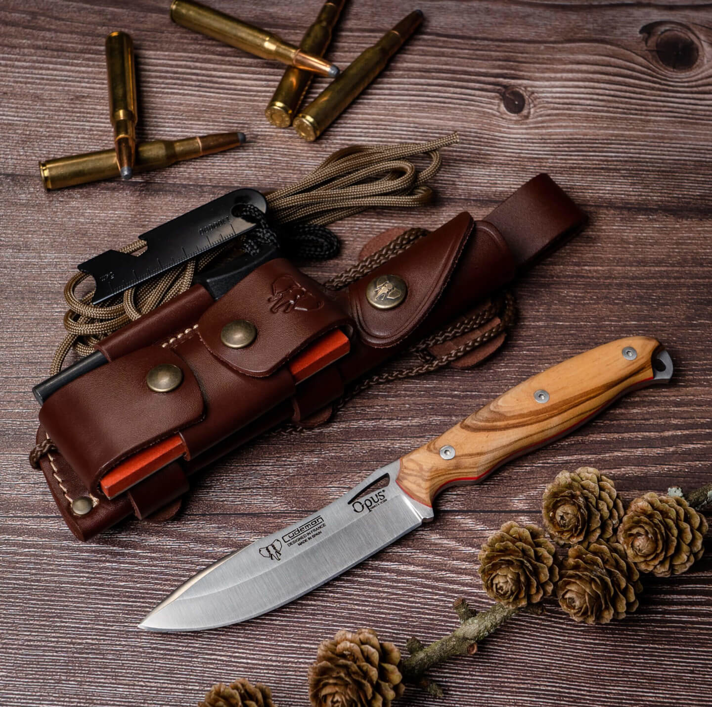 Cuchillo Nessmuk Cudeman OPUS Ness Wolf con puño de madera de olivo. Funda de cuero completa