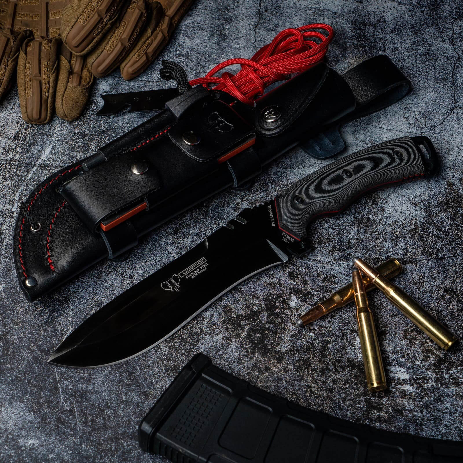 Cuchillo Boina Verde Español con mango de micarta negra. Hoja negra de 18 cm. Funda de cuero completa.