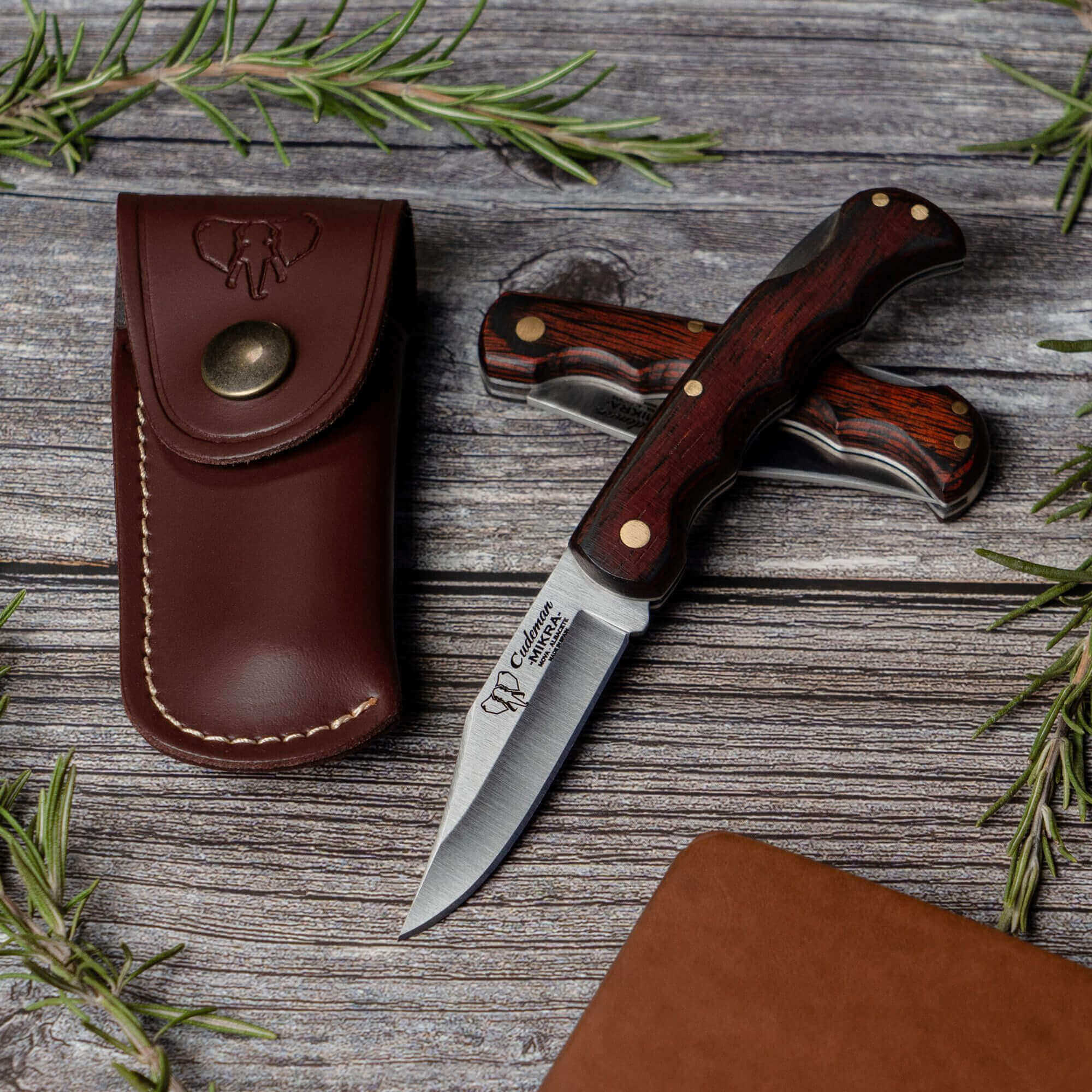 Navaja de caza Cudeman. Puño en estamina roja. Hoja 6,5 cm. Incluye funda de cuero