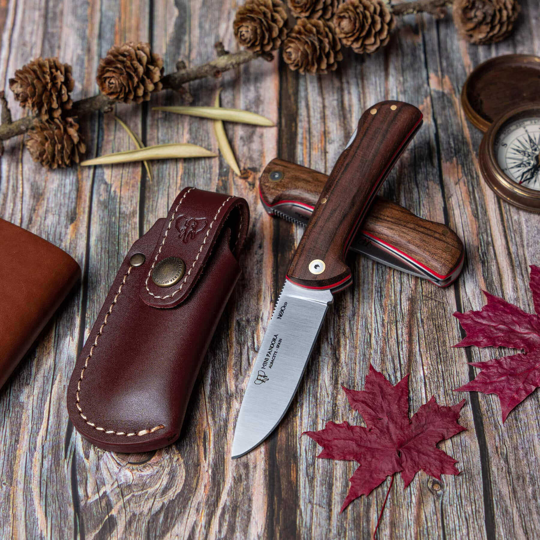Navaja Cudeman con mango de madera de nogal. Incluye funda de cuero
