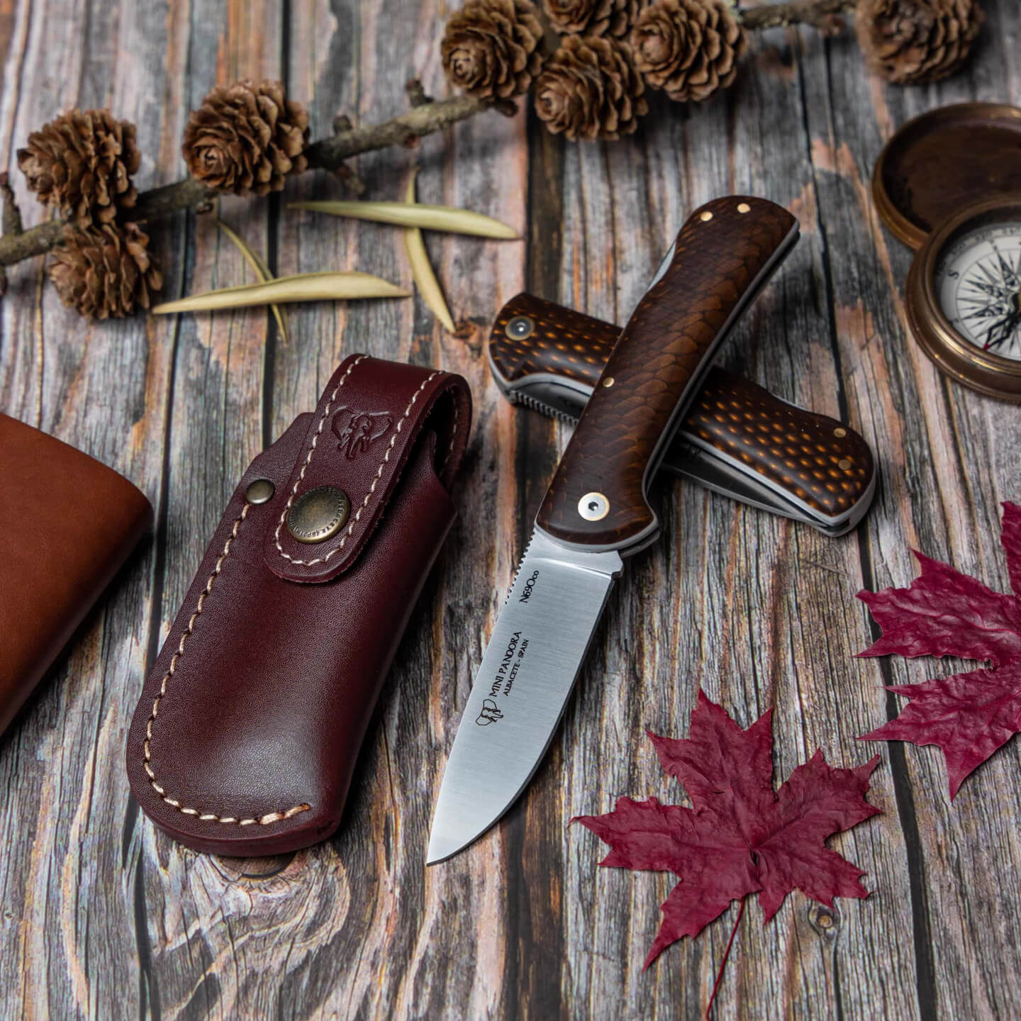 Cudeman Taschenmesser mit braunem Jumaholzgriff. Inklusive Lederscheide.