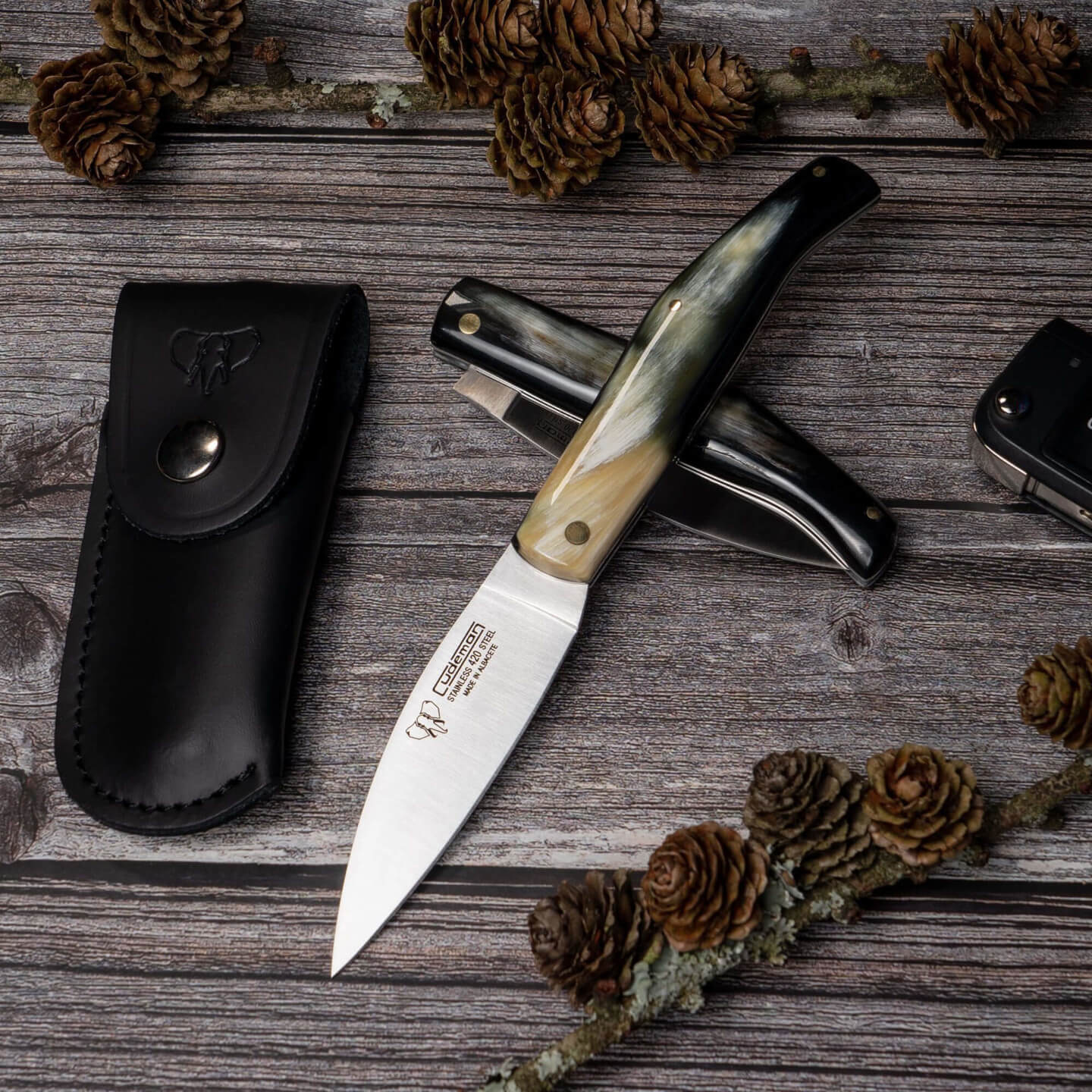 Cudeman Taschenmesser. Griff aus poliertem Stierhorn. Inklusive Lederscheide.