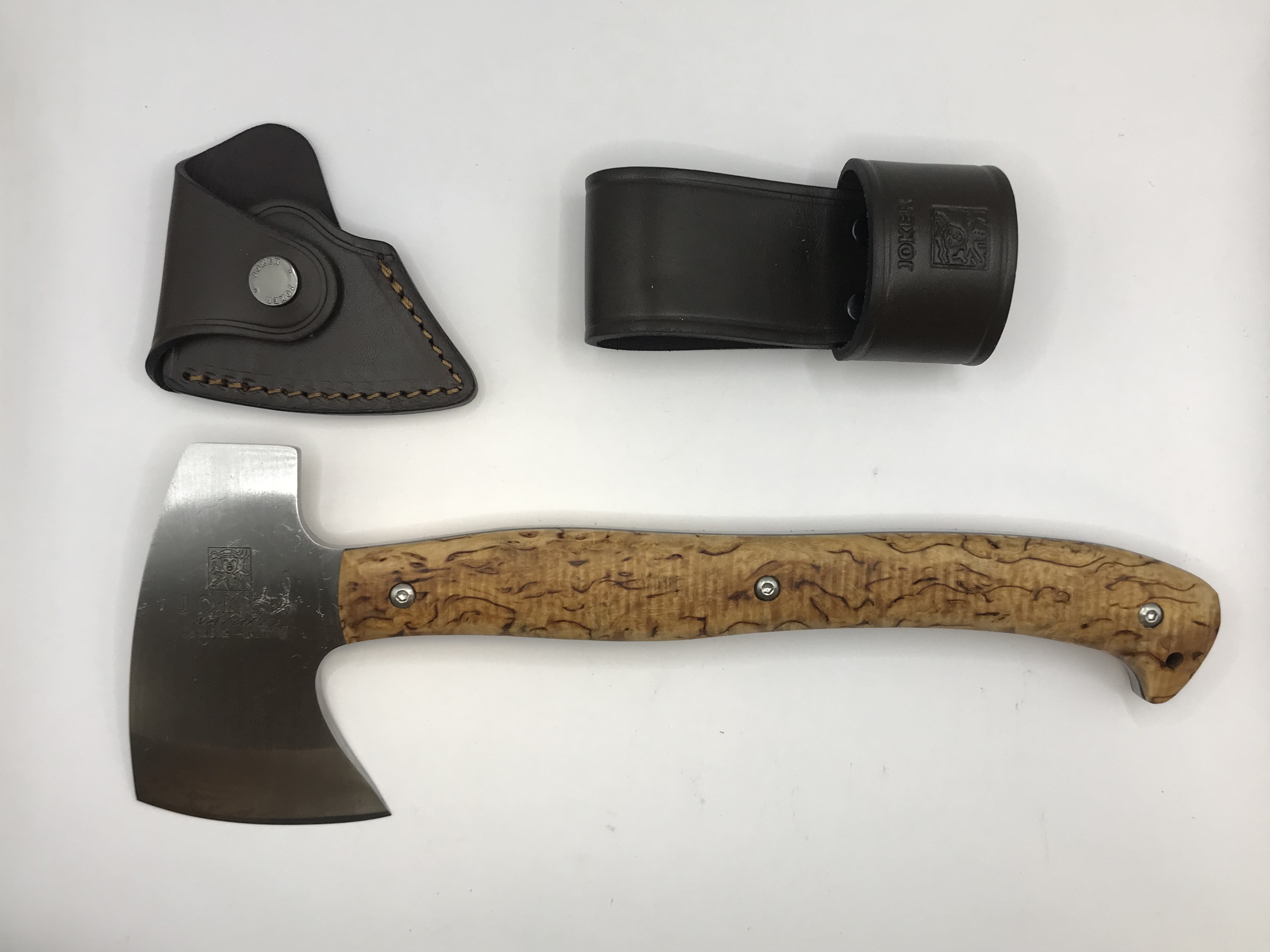 Hacha de caza con mango de un material antihumedad