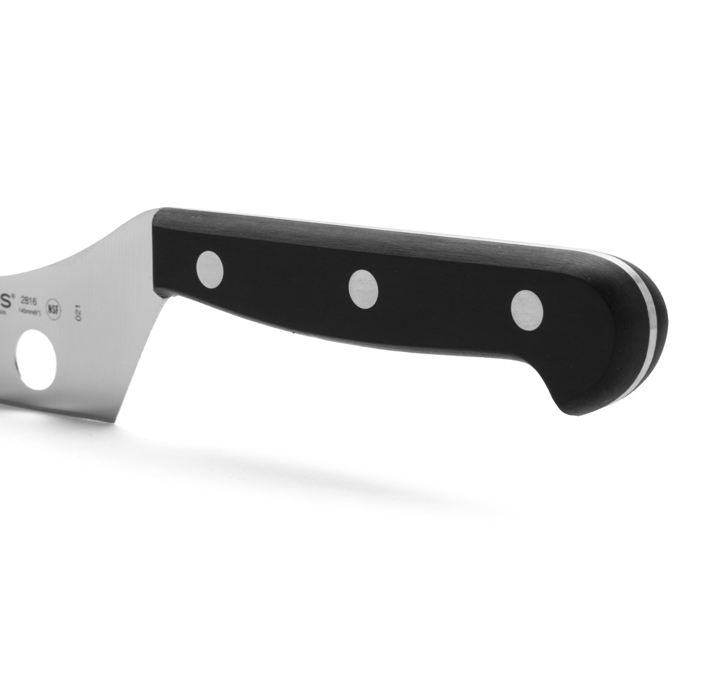 Cuchillo para queso Arcos Universal con mango de polioximetileno negro y hoja perforada de 145 mm