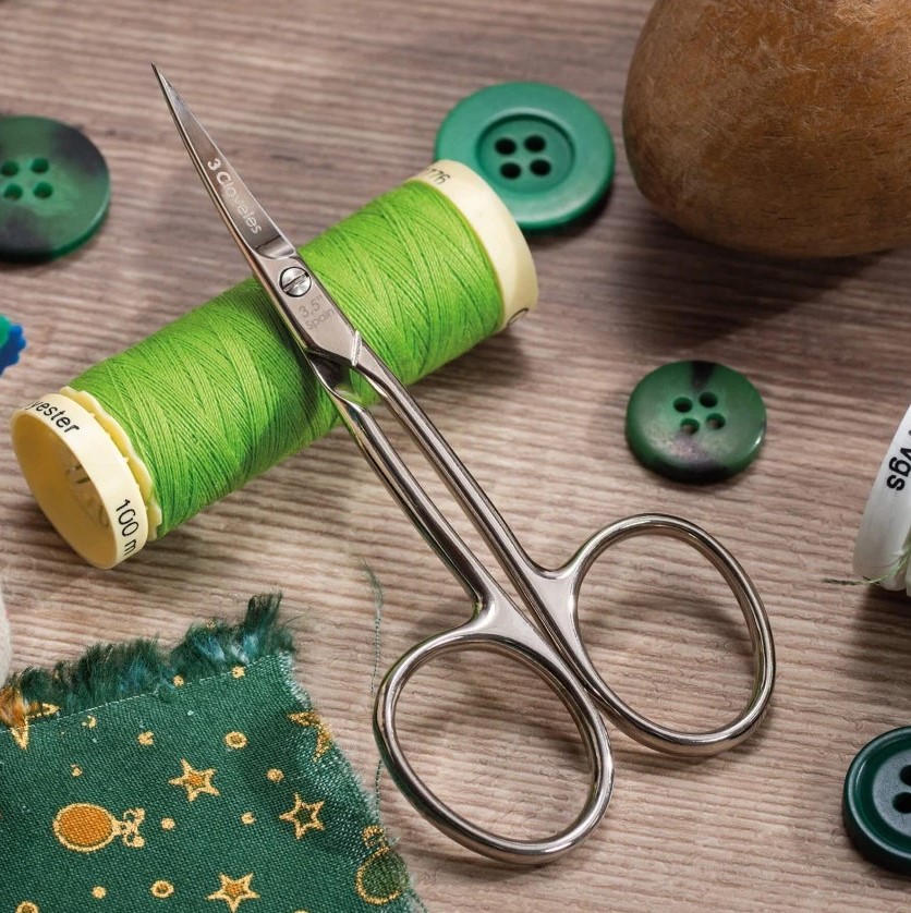 Tijera de bordar curva 3 claveles de 3.5"