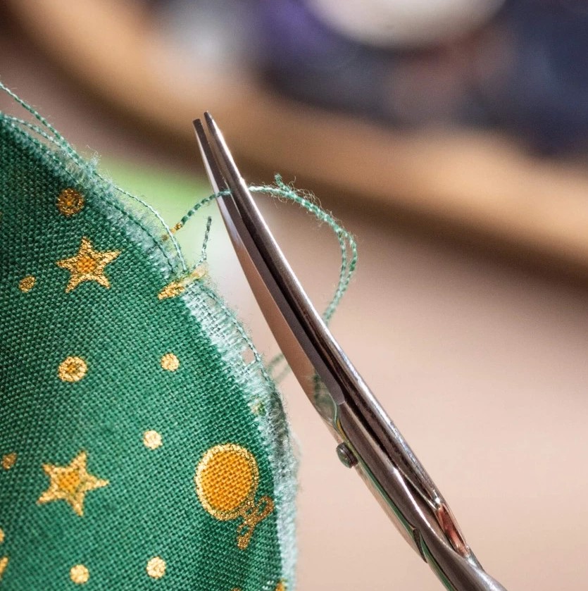 Tijera de bordar curva 3 claveles de 3.5"