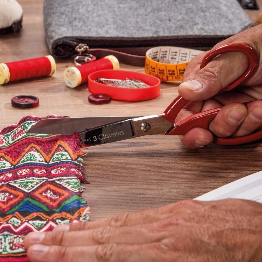 Tesoura de alfaiataria multiuso de 20 cm forjada a quente com cabo 3 Claveles esmaltado vermelho