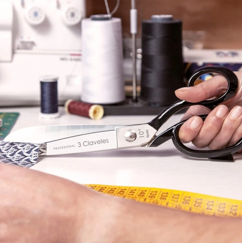 Tijera sastre varios usos de 25 cm forjada en caliente con mango esmaltado negro 3 Claveles