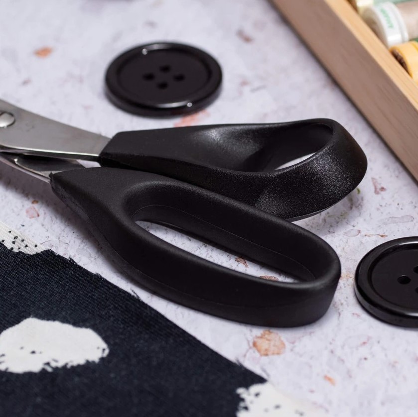 Tijeras BH Varios usos de 19 cm con mango de nylon negro 3 Claveles