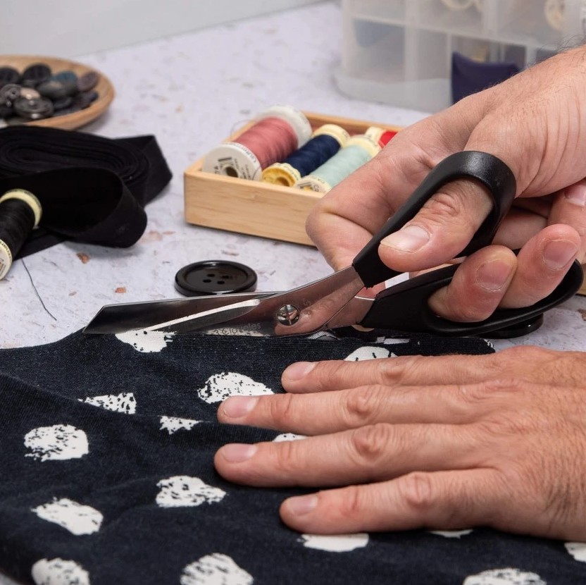 Tijeras BH Varios usos de 22 cm con mango de nylon negro 3 Claveles