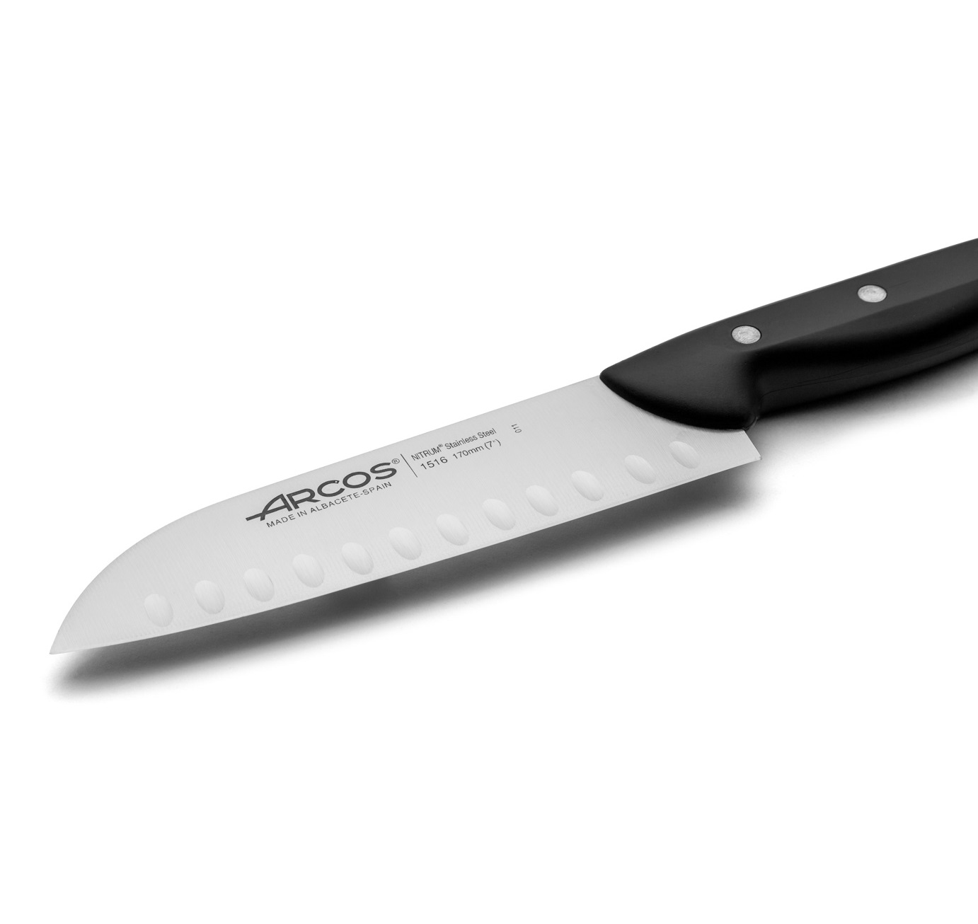 Cuchillo santoku Arcos Maitre con mango de polipropileno negro y hoja de 170 mm