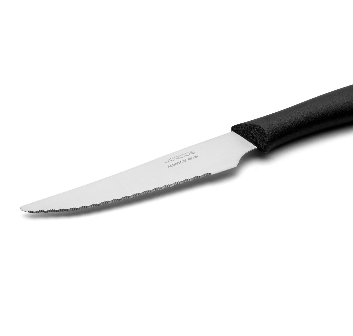 Cuchillos de mesa dentados Arcos Nova con hoja puntiaguda de 110 mm mango polipropileno negro caja 36