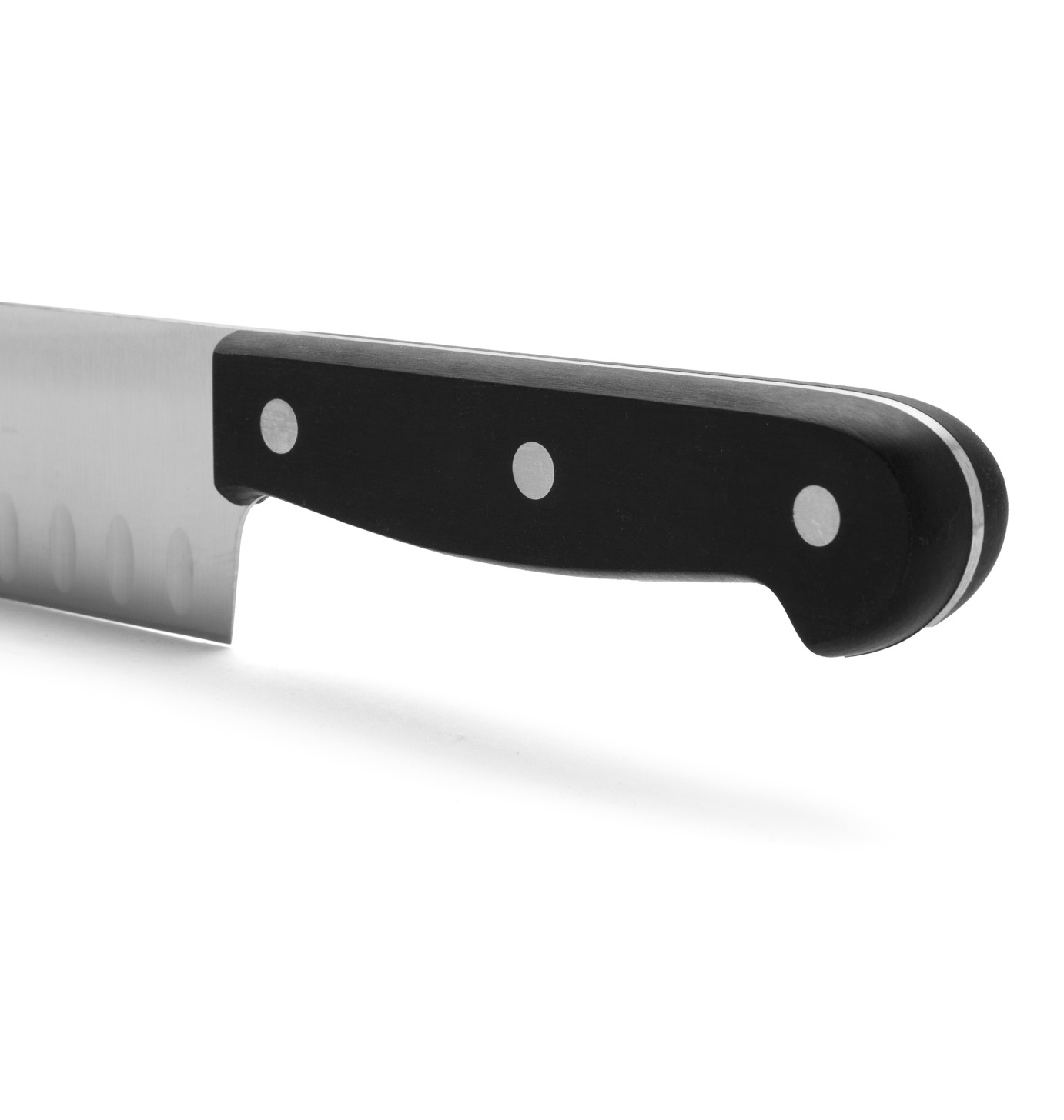 Cuchillo Santoku Arcos Universal con hoja enteriza alveolada de 170 mm y mango de polipropileno negro