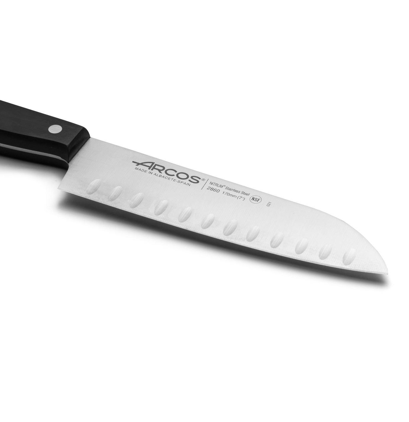 Cuchillo Santoku Arcos Universal con hoja enteriza alveolada de 170 mm y mango de polipropileno negro