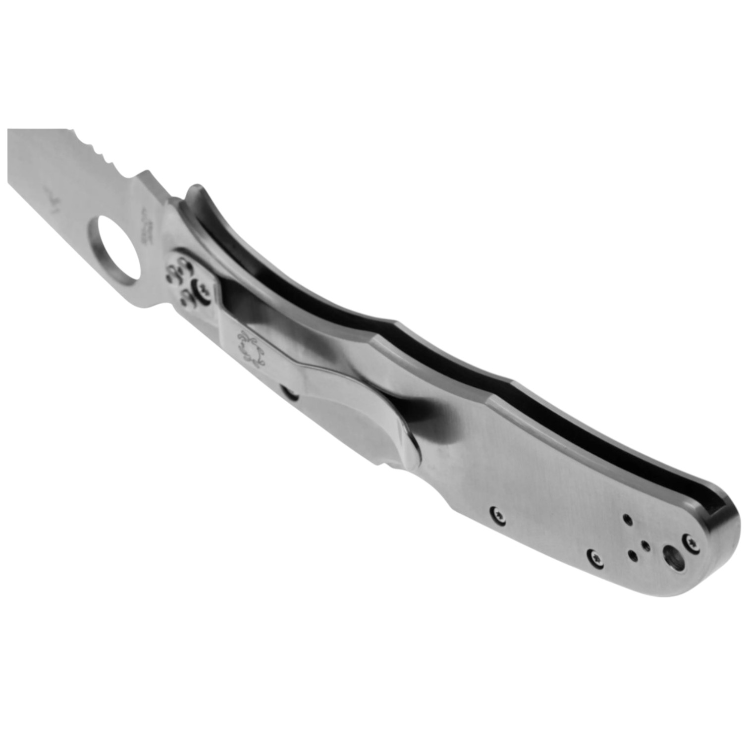 Canivete Spyderco Endura 4 em aço inoxidável C10S, com lâmina serrilhada em VG10 e cabo em aço inoxidável.