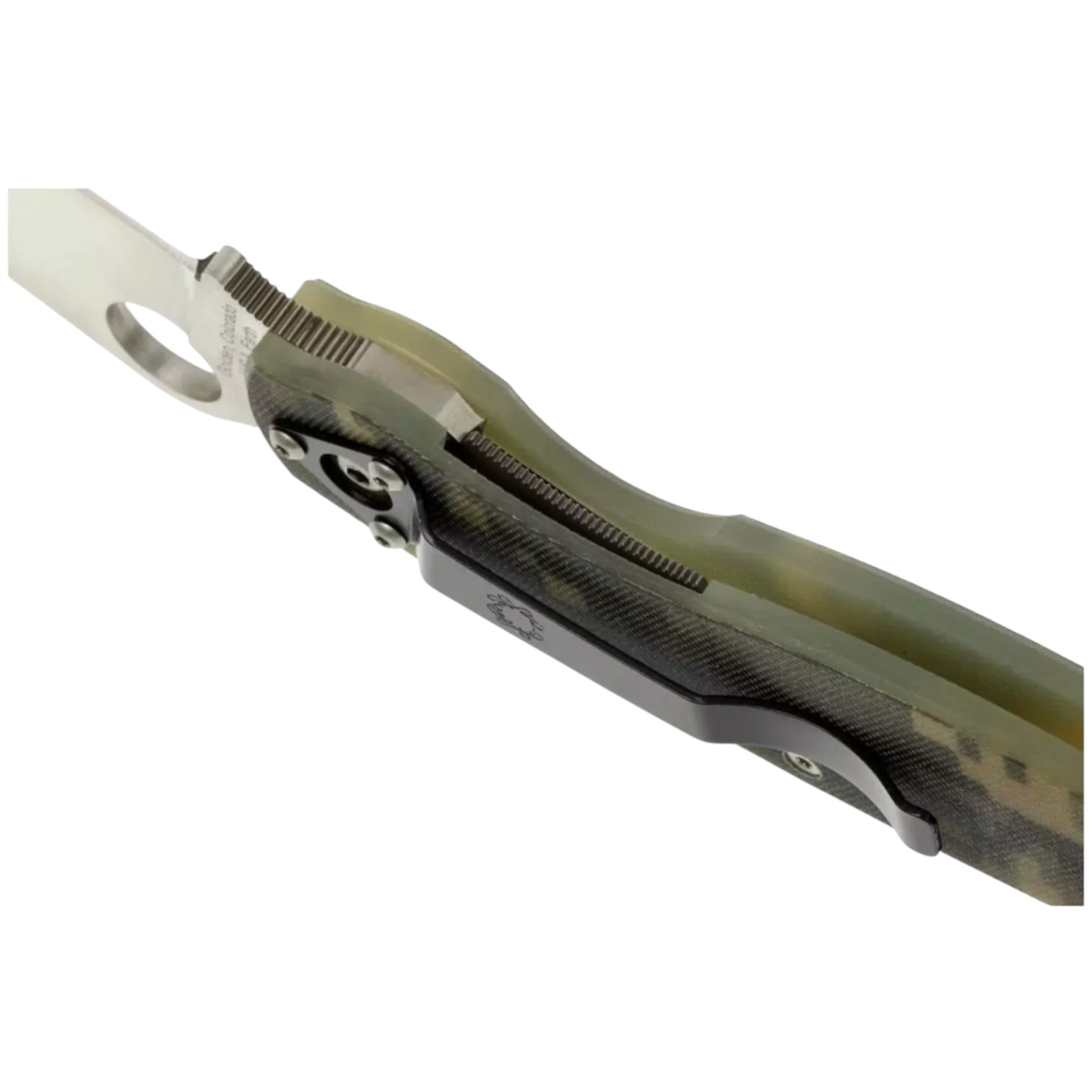 Canivete tático Spyderco Military Camouflage C36GPCMO com cabo em G-10 camuflado e lâmina de fio reto.