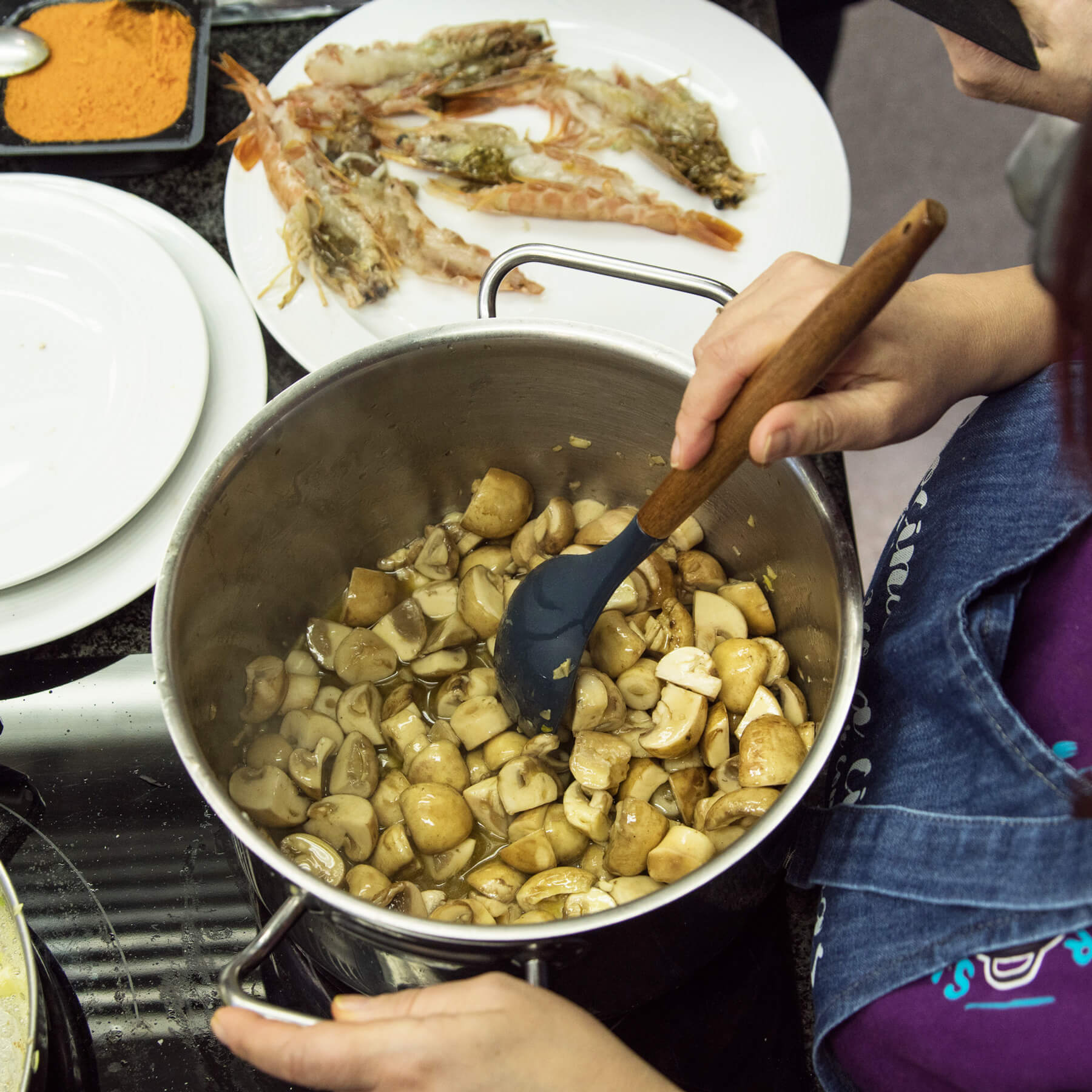 Colher de servir 3 Claveles em silicone e madeira de faia, isentas de BPA.